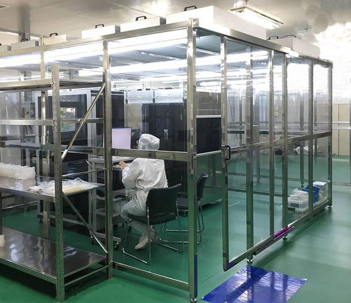百級(jí)潔凈棚配置由FFU、初效過濾器、高效過濾器過濾，再加風(fēng)淋室、傳遞窗等凈化設(shè)備才能達(dá)到效果。